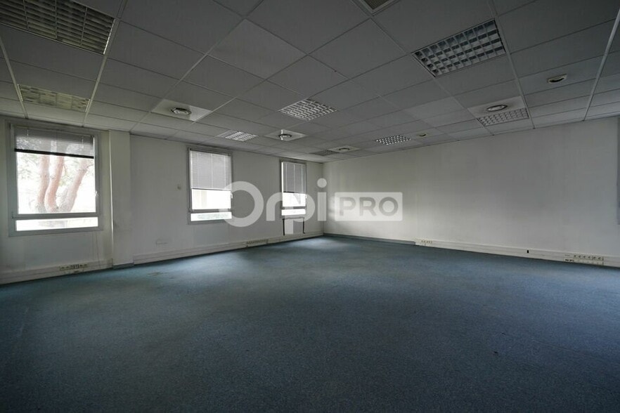 11 Rue Pascal, Bron to rent - Interior Photo - Image 2 of 7