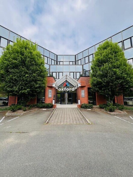 Office in Montigny-le-Bretonneux to rent - Building Photo - Image 1 of 32