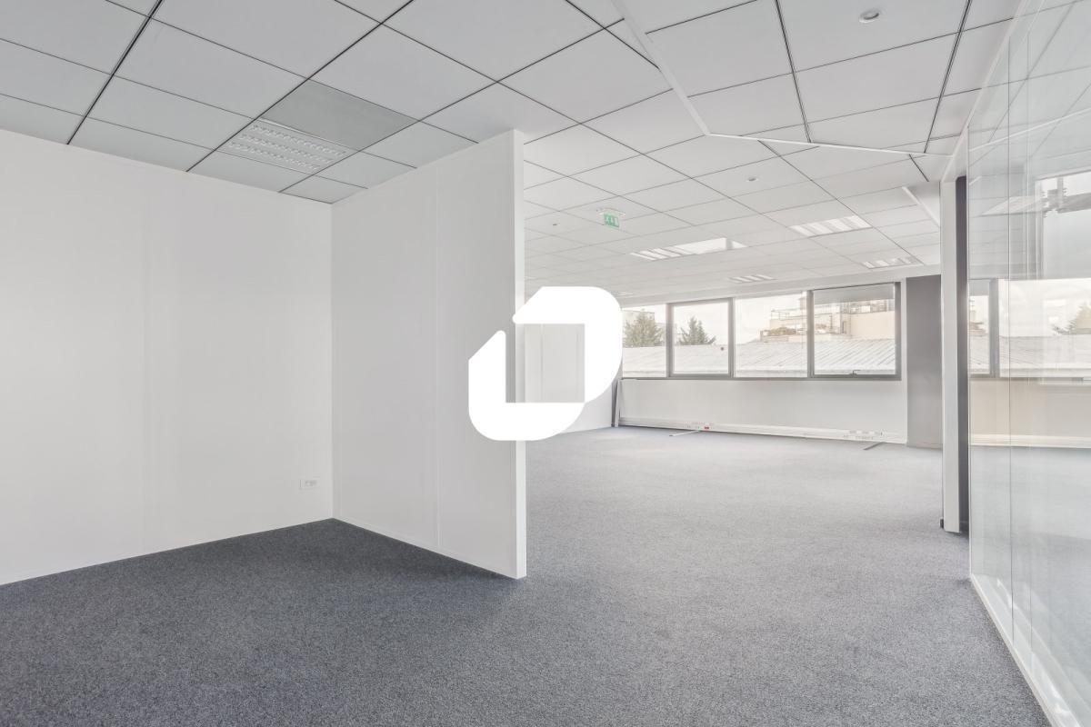 Office in Chelles to rent Interior Photo- Image 1 of 9