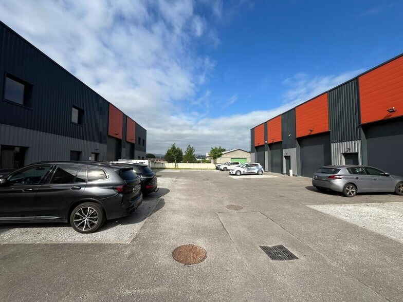 22 Impasse De L'Industrie, Brignais to rent - Building Photo - Image 2 of 14