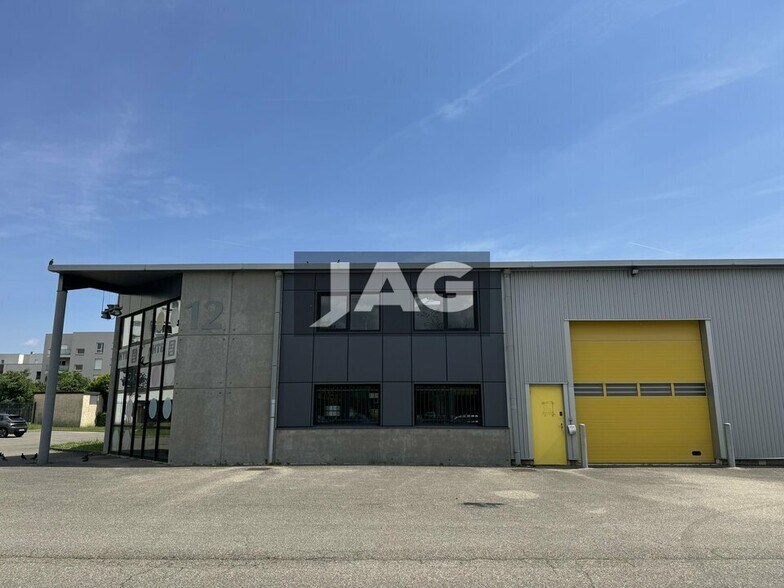 Light Industrial in Vaulx-en-Velin to rent - Building Photo - Image 2 of 10