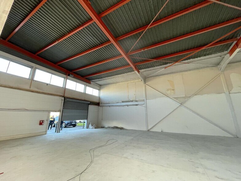 Light Industrial in Massy to rent - Interior Photo - Image 2 of 10