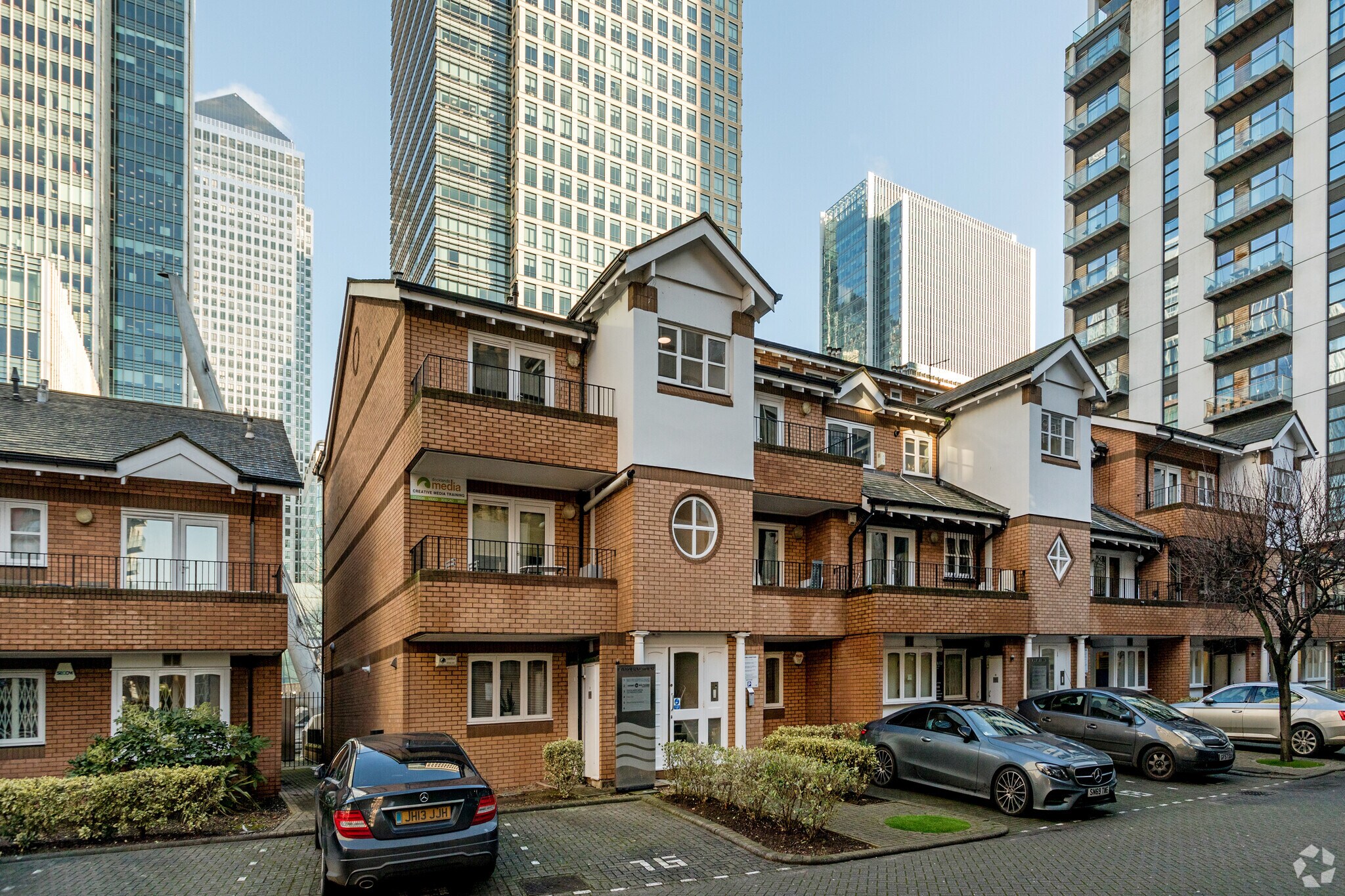 Admirals Way, London to rent Primary Photo- Image 1 of 8