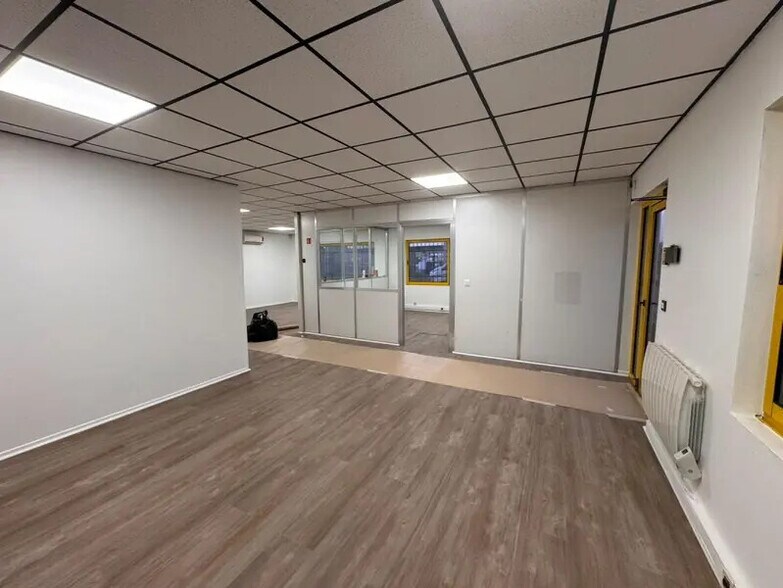Light Industrial in Pusignan to rent - Interior Photo - Image 3 of 5