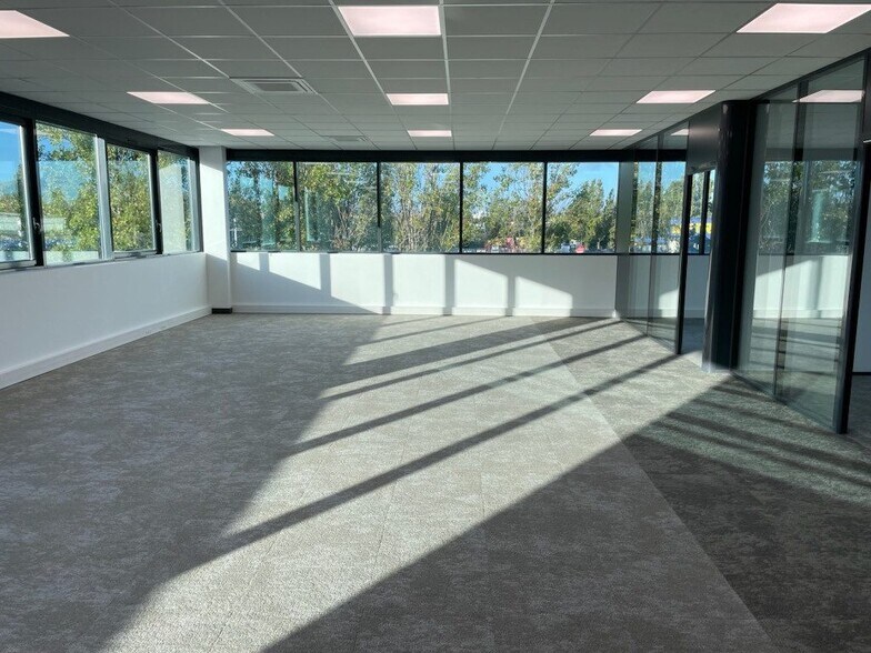 Office in Villeneuve-la-Garenne to rent - Building Photo - Image 2 of 10