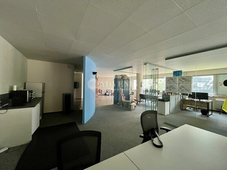 Office in Tremblay-en-France to rent - Building Photo - Image 3 of 9