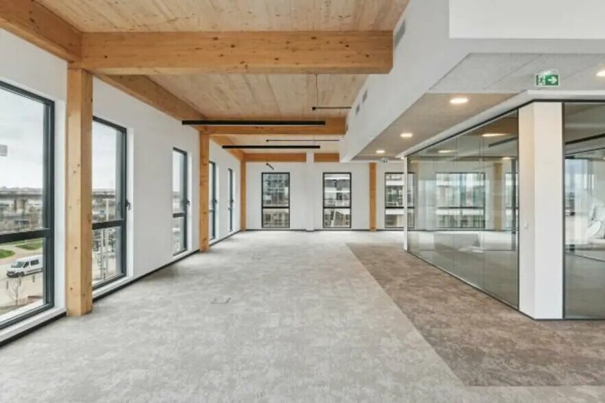 Light Industrial in Nanterre to rent - Interior Photo - Image 3 of 3