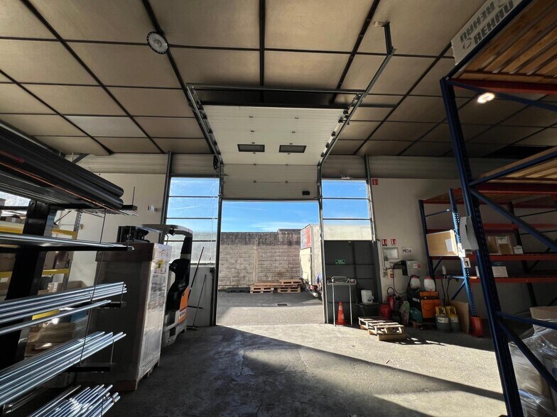 Light Industrial in Annecy for sale - Interior Photo - Image 3 of 21