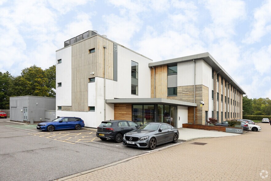 Doncastle Rd, Bracknell to rent - Primary Photo - Image 1 of 12