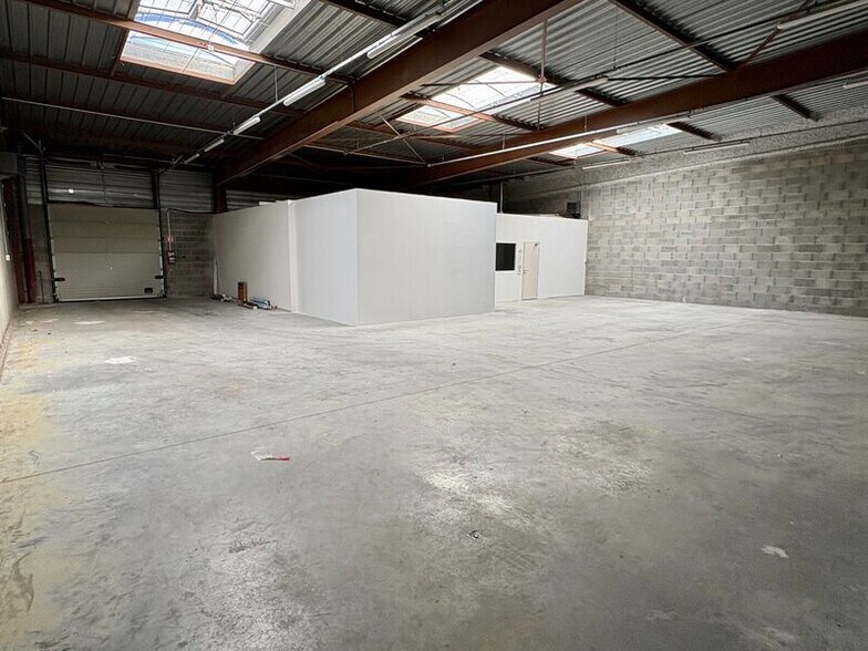 Light Industrial in Bron to rent - Building Photo - Image 2 of 12