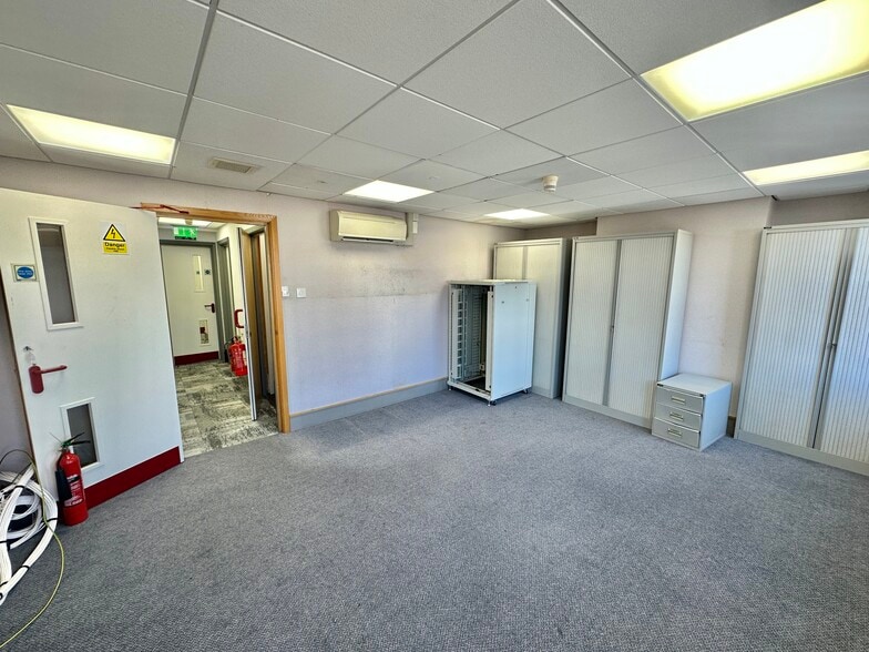 120 Station Rd, New Milton to rent - Building Photo - Image 3 of 5