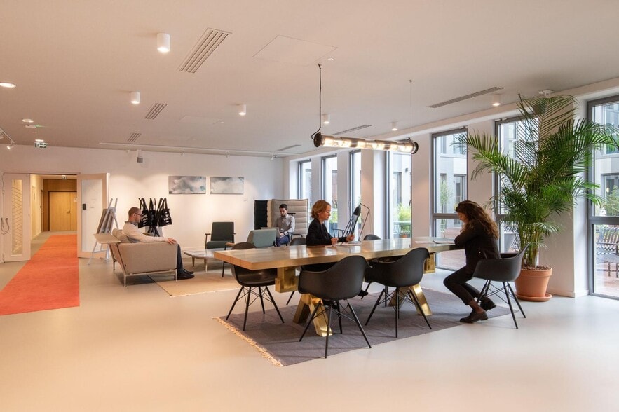 Office in to rent - Interior Photo - Image 1 of 5