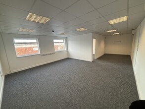 18-20 Bilton Way, Luton to rent Interior Photo- Image 2 of 3
