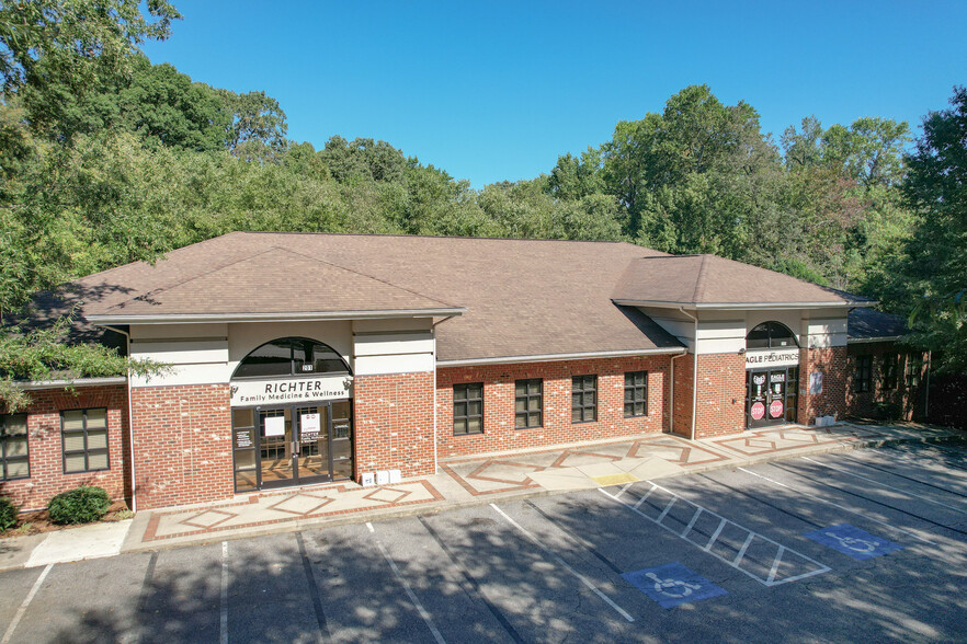 5500 W Friendly Ave, Greensboro, NC for rent - Building Photo - Image 2 of 6