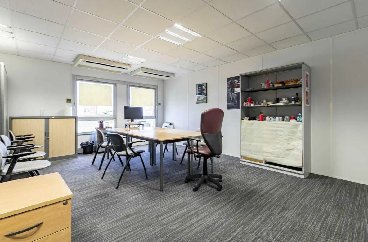 110 Rue Jules Guesde, Levallois-Perret, HDS 92300 - Unit 1 -  - Interior Photo - Image 1 of 2