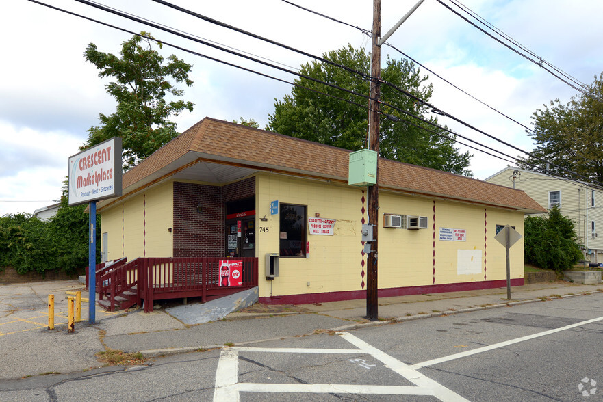 745 Bullocks Point Ave, Riverside, RI for sale - Primary Photo - Image 1 of 1