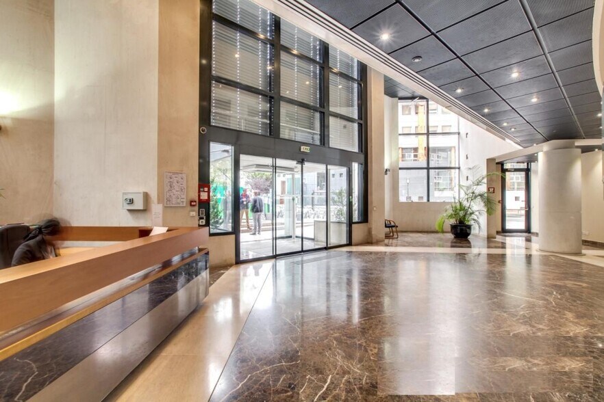Office in Boulogne-Billancourt to rent - Lobby - Image 2 of 3