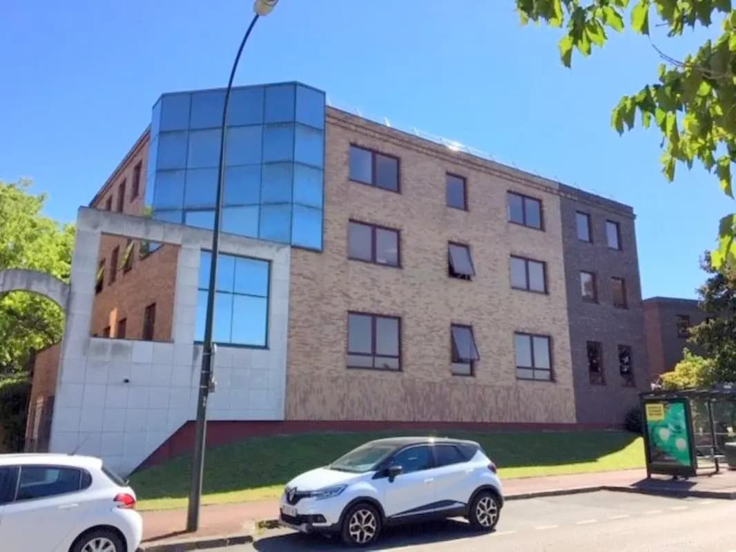 Office in Saint-Germain-en-Laye to rent Building Photo- Image 1 of 8