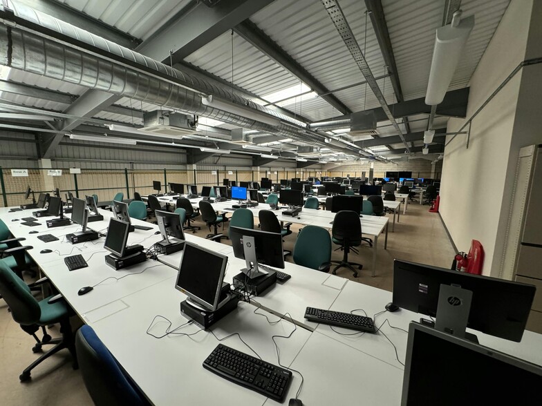 North Portway Close, Northampton to rent - Building Photo - Image 2 of 4