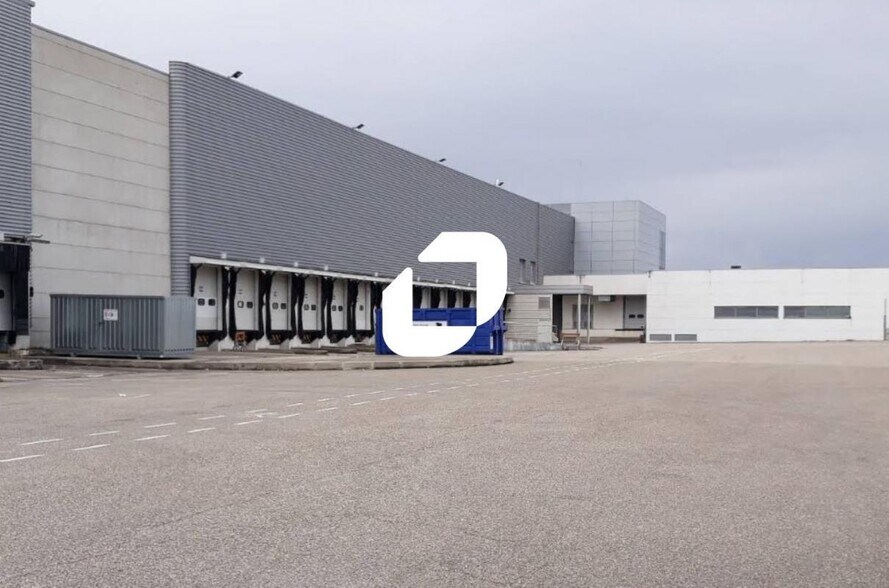 Industrial in Vaulx-Milieu to rent - Building Photo - Image 1 of 3
