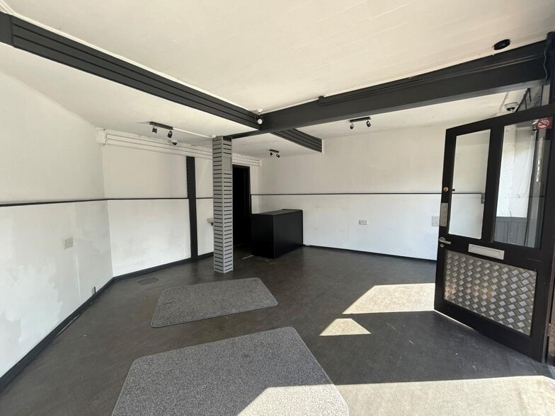 6 Shortbridge St, Newtown to rent - Interior Photo - Image 3 of 3