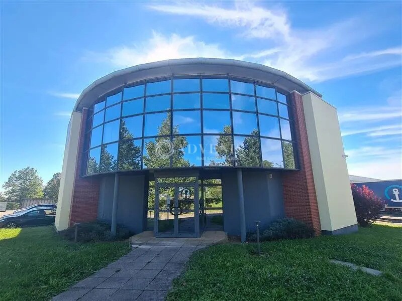 Location Entrepôt 3 399 m² - Photo 1