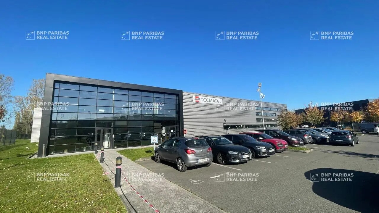 Office in Élancourt to rent Primary Photo- Image 1 of 7