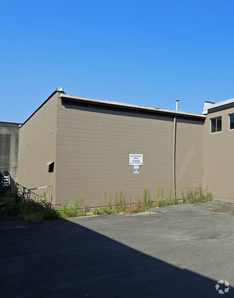 1473-1481 Charlotte Rd, North Vancouver, BC for sale - Building Photo - Image 2 of 5