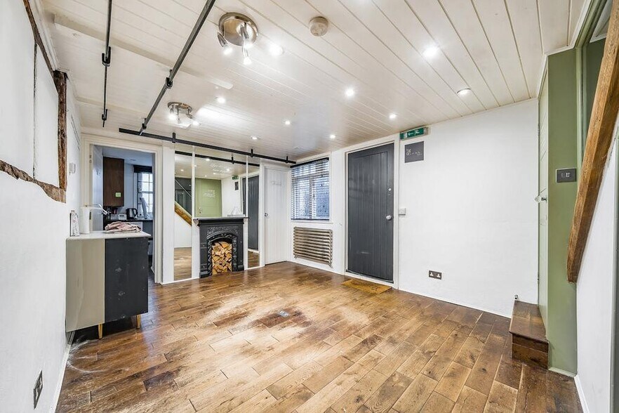 7 High St, Pinner for sale - Building Photo - Image 3 of 13