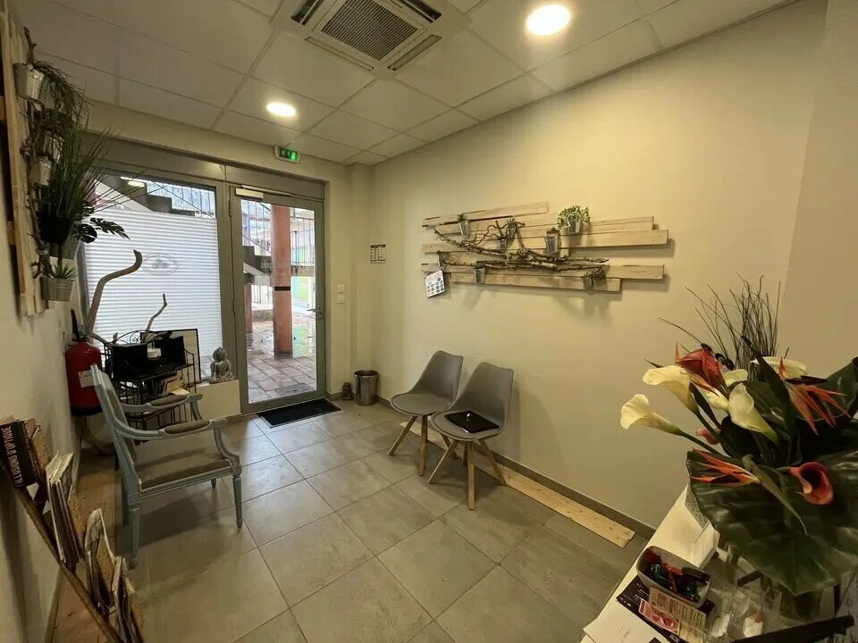 Office in MONTFAVET to rent Building Photo- Image 1 of 8