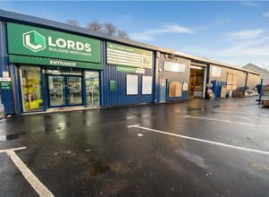 120 Oyster Ln, West Byfleet to rent Building Photo- Image 2 of 9