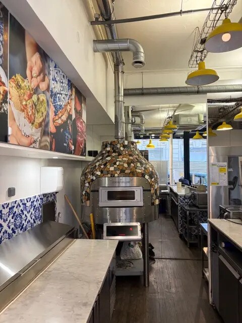 Retail in Paris to rent Interior Photo- Image 1 of 4