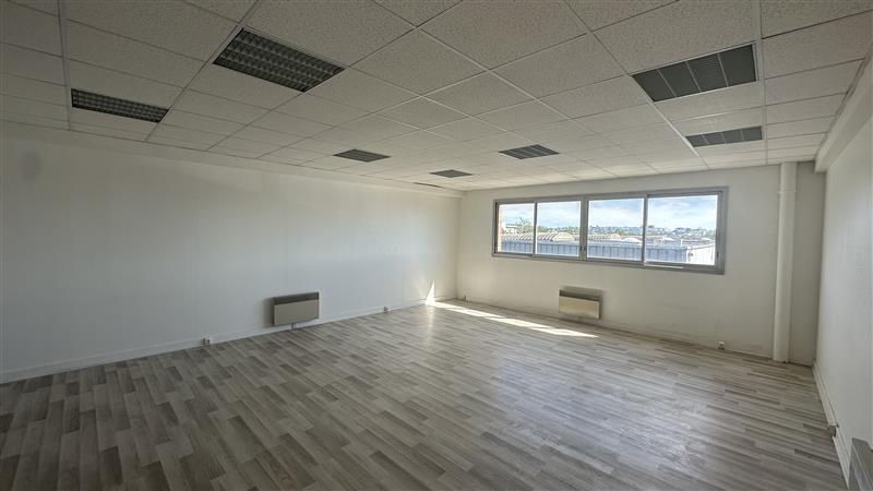 Office in Neuilly-Plaisance to rent Interior Photo- Image 1 of 11