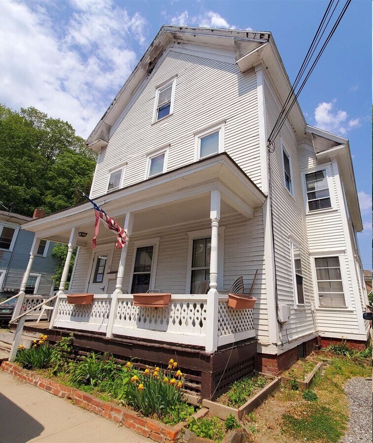 11 Underhill Ave, Bellows Falls, VT 05101 UK