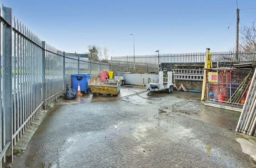 Waterloo Rd, Pembroke Dock to rent - Building Photo - Image 3 of 3