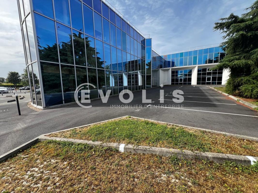 Office in Evry Courcouronnes to rent Building Photo- Image 1 of 19