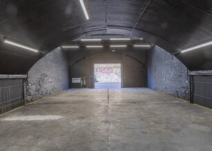 Bohemia Pl, London to rent Interior Photo- Image 2 of 3