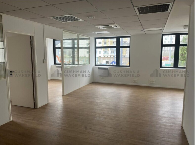 16 Rue Jean Jacques Rousseau, Issy-les-Moulineaux to rent - Building Photo - Image 2 of 24