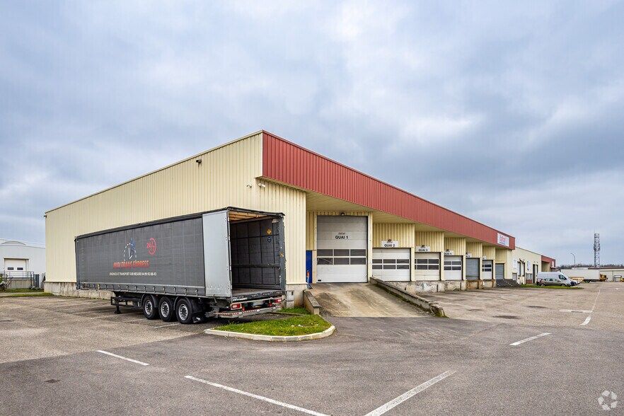 15 Avenue De Montmartin, Corbas to rent - Primary Photo - Image 1 of 36