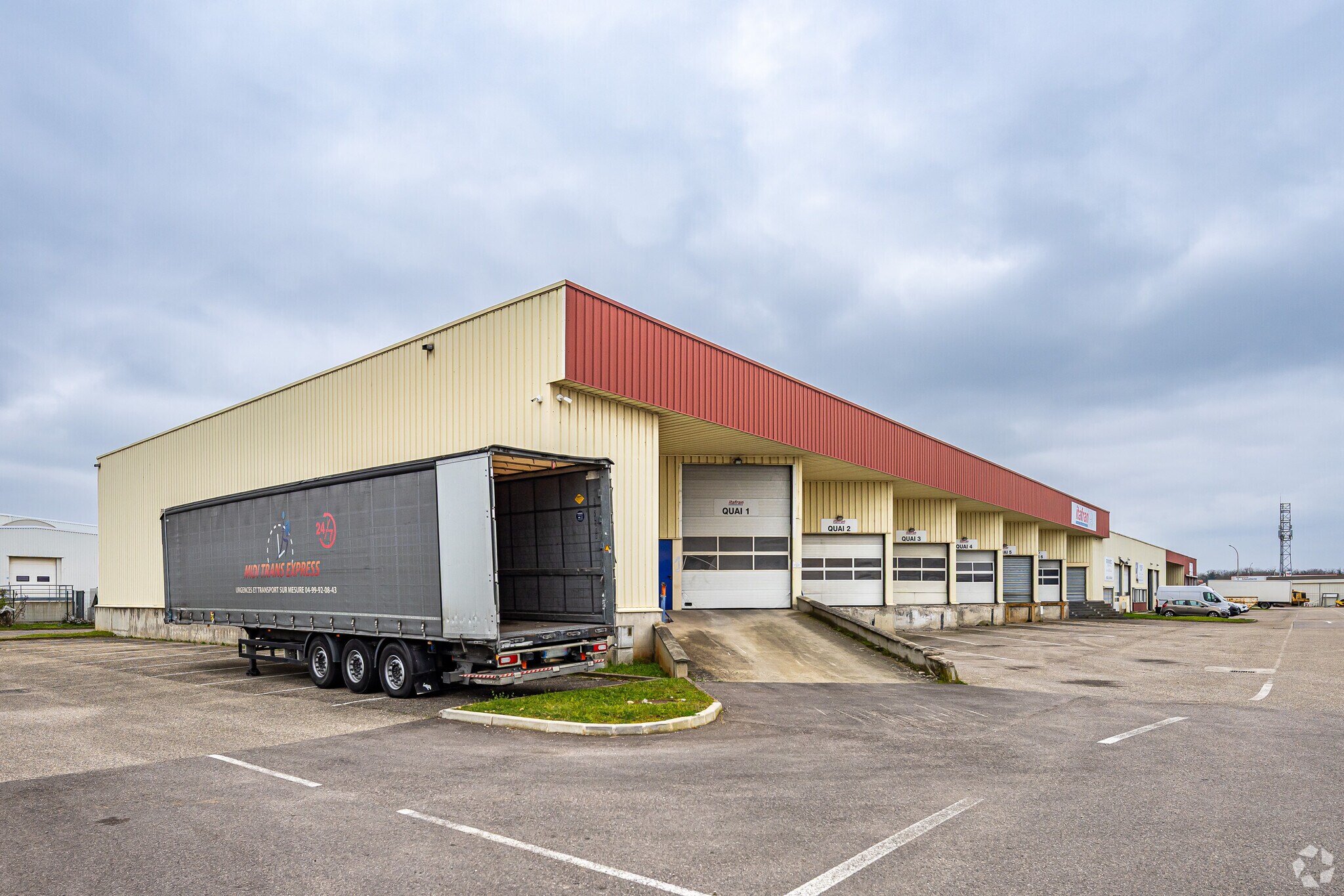 15 Avenue De Montmartin, Corbas to rent Primary Photo- Image 1 of 37