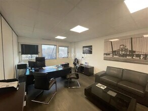 Light Industrial in Le Blanc-Mesnil to rent Interior Photo- Image 1 of 2