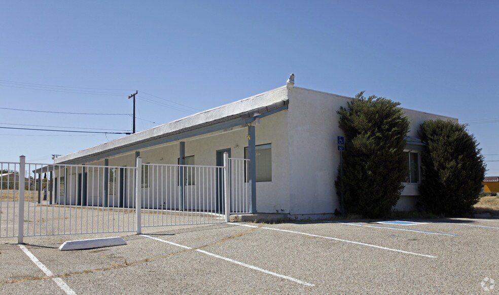 15498 Village Dr, Victorville 92394 UK