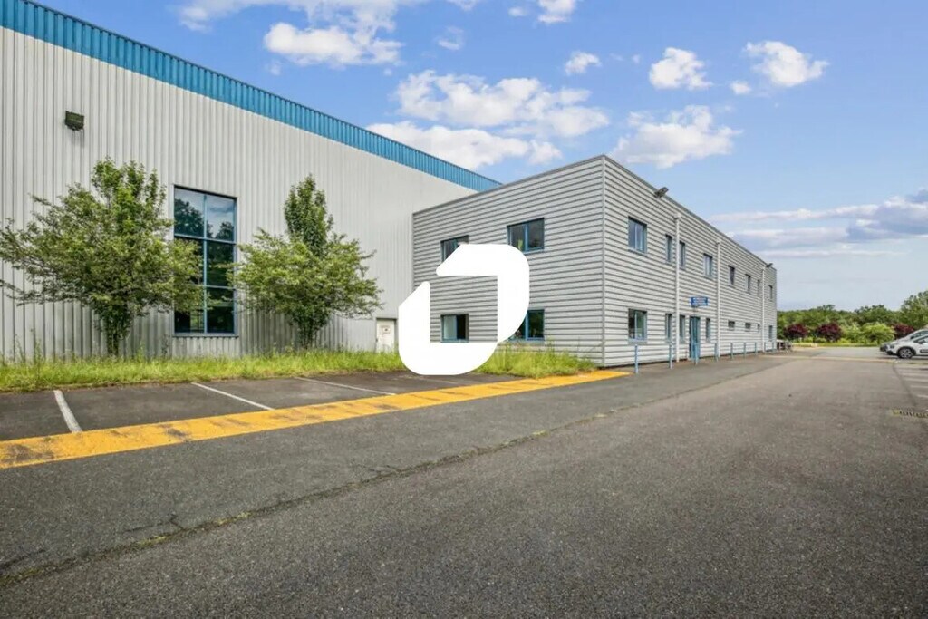 Location Entrepôt 7 458 m² - Photo 1