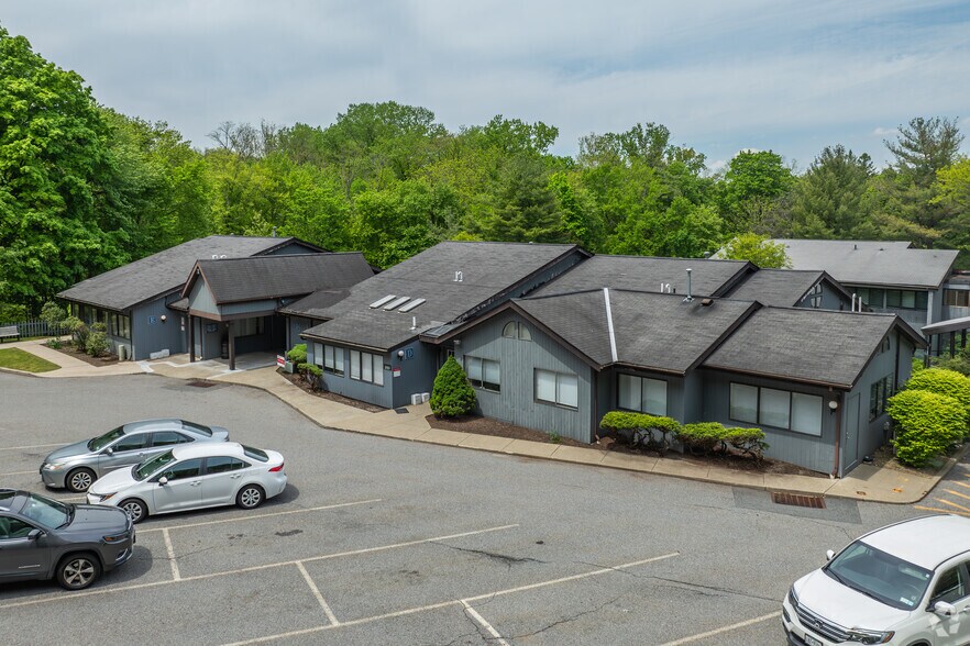 1985 Crompond Rd, Cortlandt Manor, NY for sale - Building Photo - Image 1 of 9