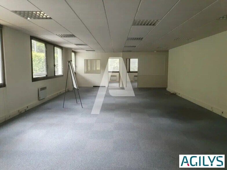 Light Industrial in Champs-sur-Marne to rent - Interior Photo - Image 2 of 10