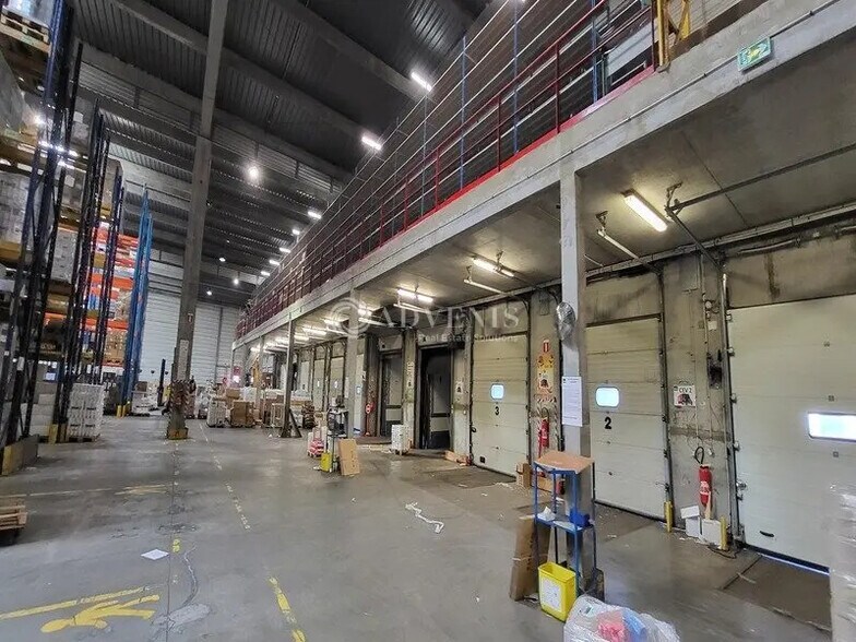 Industrial in Maurepas to rent - Building Photo - Image 2 of 12