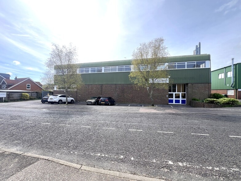 2 Daux Rd, Billingshurst for sale - Building Photo - Image 1 of 8