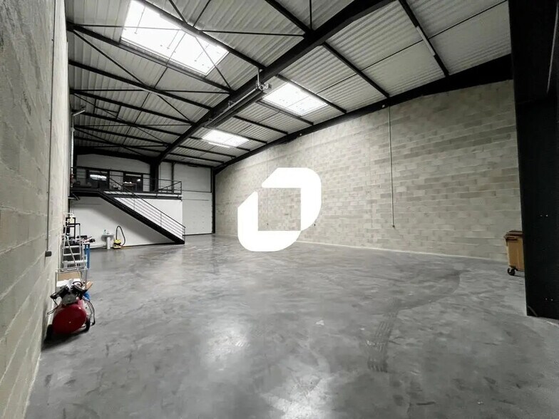 Office in Villefranche-sur-Saône to rent - Interior Photo - Image 1 of 13