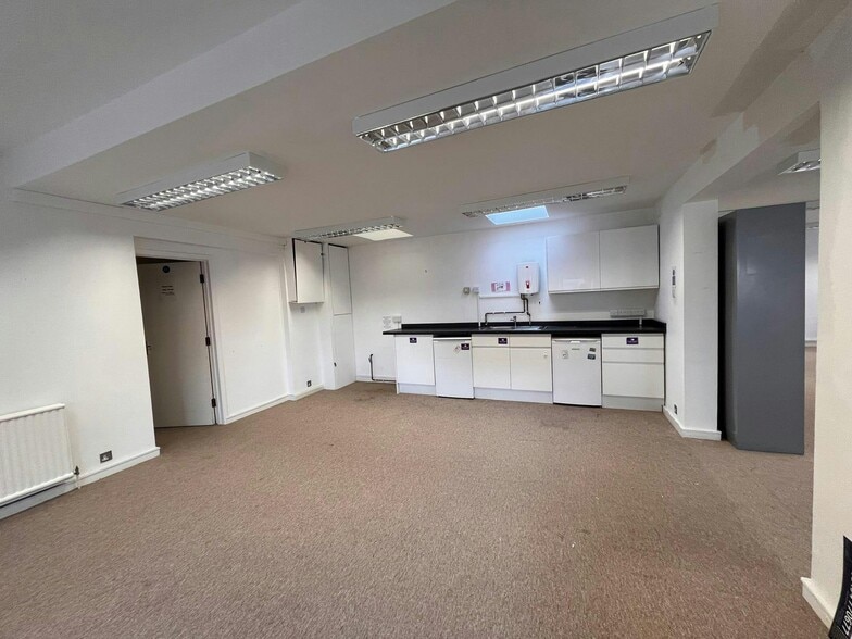 2-4 Temple St, Aylesbury to rent - Building Photo - Image 2 of 5