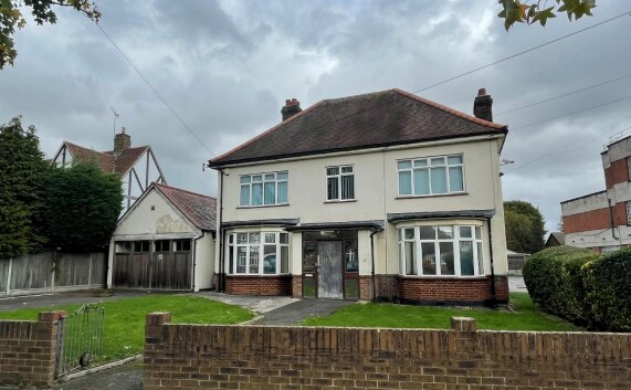 4 Pettits Ln, Romford for sale Primary Photo- Image 1 of 1